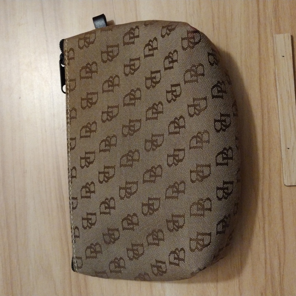Dooney Brown D&B Logo Signature Pouch